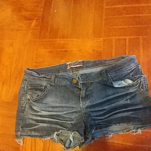 Shorts - Picture 3 of 4